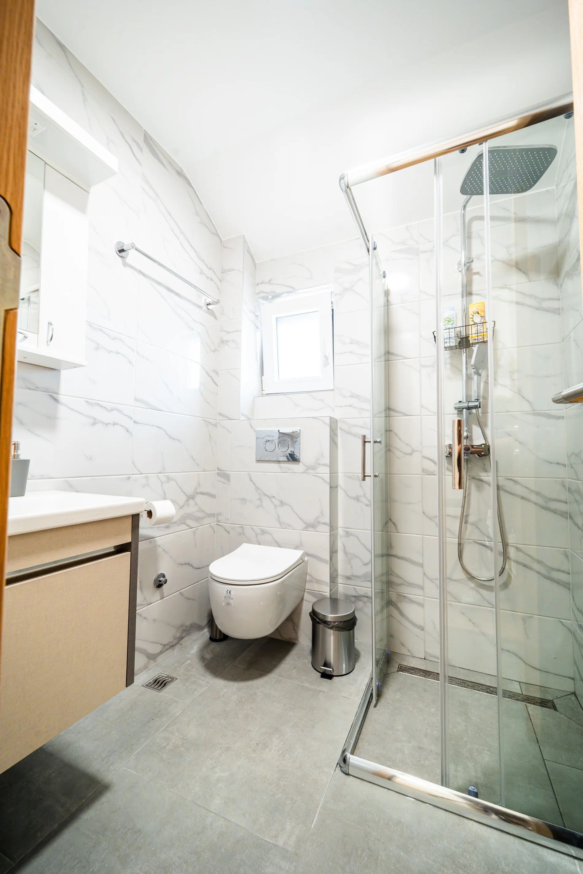 Svetlo i moderno kupatilo apartmana